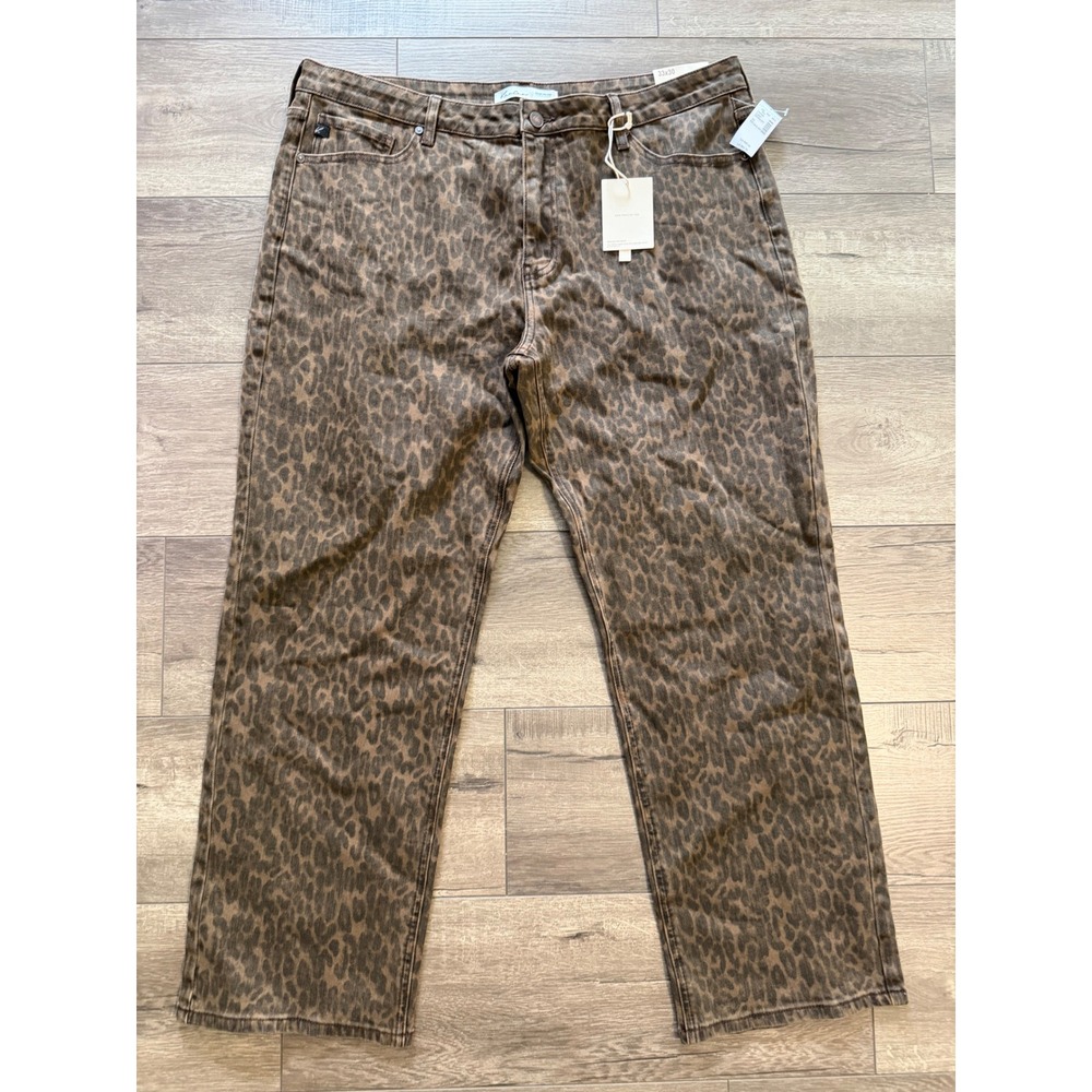KanCan High Rise Relaxed Straight Leopard Print Jeans 33x30 (actual 38x29)